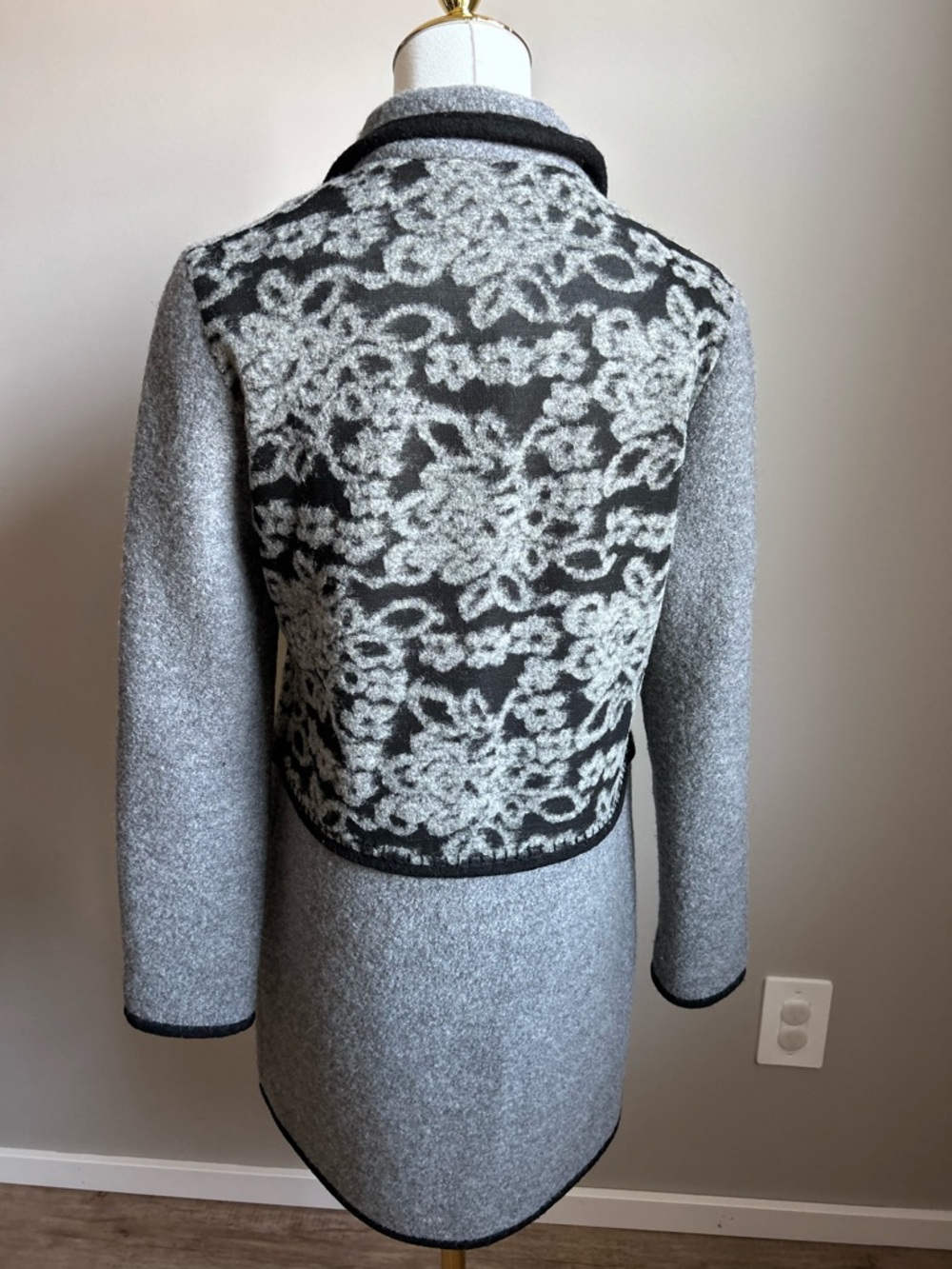 100% wool Women’s Gray Patterned Button-Front Coat sophisticated natural fibre - Picture 4 of 11